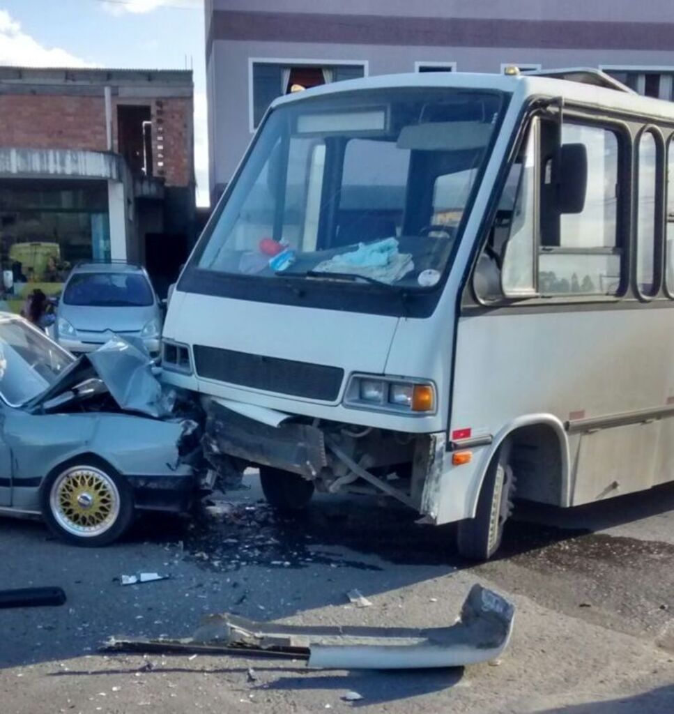 Colisão entre micro-ônibus e Passat assusta moradores do bairro Fátima