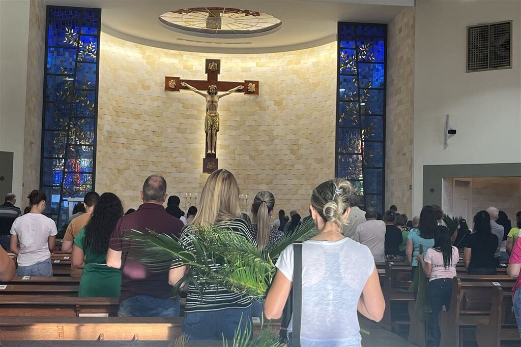 título imagem Domingo de Ramos reúne fiéis em igrejas católicas de Santa Maria