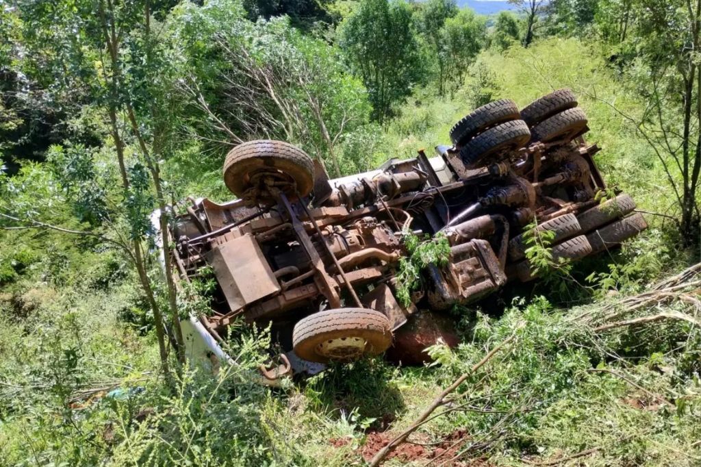 Motorista morre após caminhão cair em ribanceira em SC