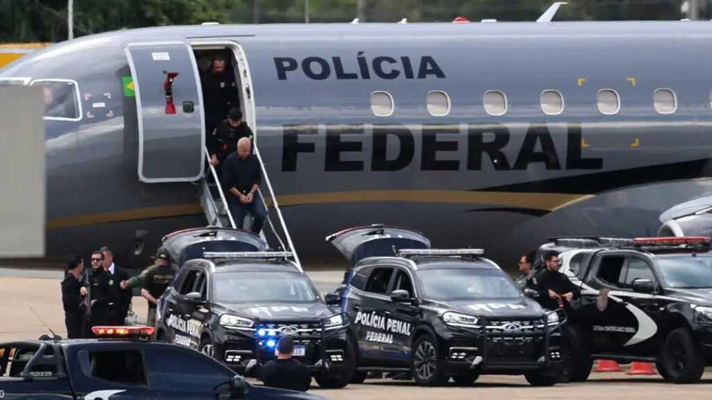 Delegado Rivaldo Barbosa descendo do avião da Polícia Federal após ser preso suspeito no caso Ma - 