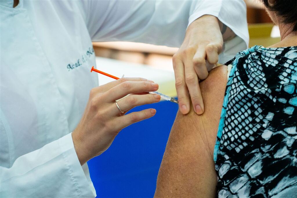 “É fundamental atingirmos 90% de vacinação nos grupos prioritários”, diz técnica do Cevs sobre internações e óbitos por gripe no RS