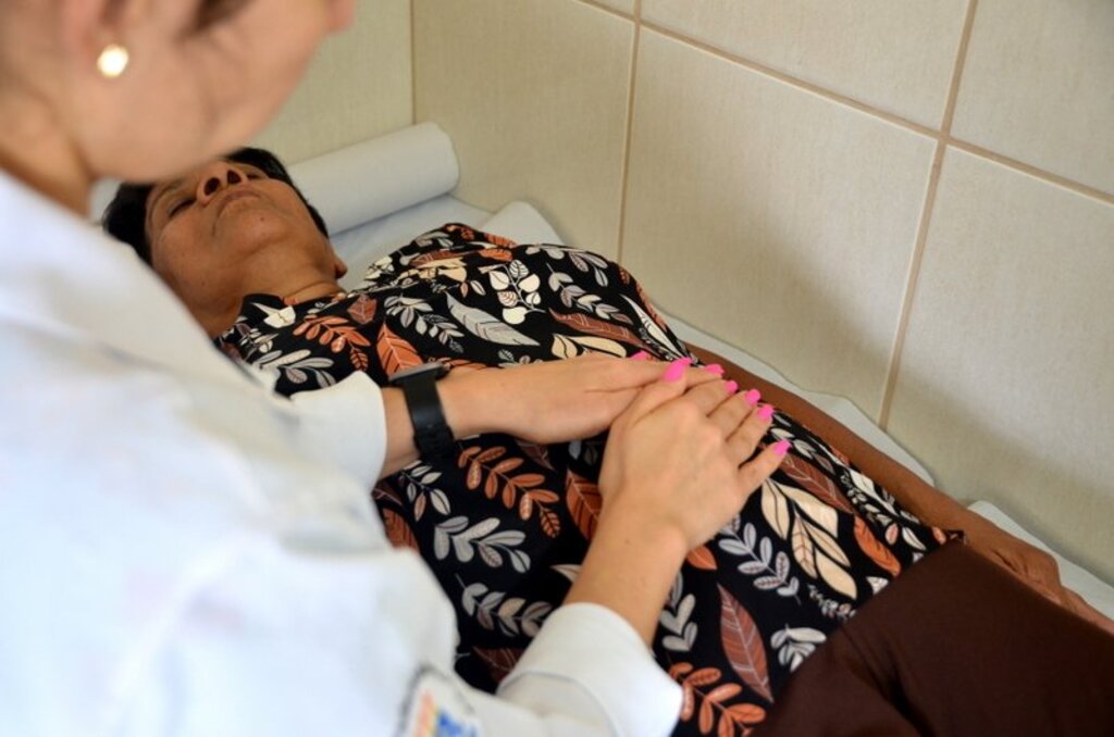 Foto: João Vilnei (PMSM/Divulgação) - A terapia complementar integrativa é realizada semanalmente pela enfermeira responsável pela Unidade.