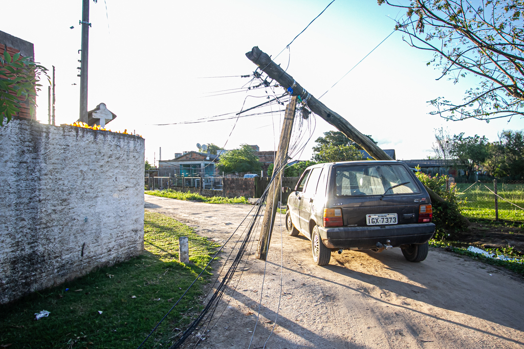 Postes caídos e prejuízos em estabelecimentos pela falta de luz continuam em Pelotas