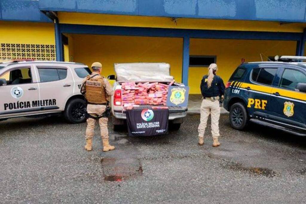 PRF e PM apreendem 290 kg de maconha em caminhonete roubada em Joinville (SC)
