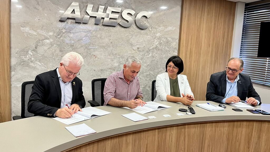 AHESC e FEHOSC assinam acordo de cooperação técnica com BRDE