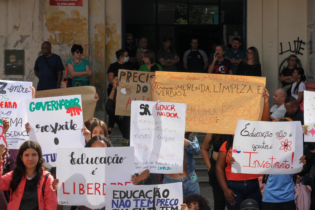 Manhã desta terça-feira (26) é marcada por protestos em duas escolas de Pelotas