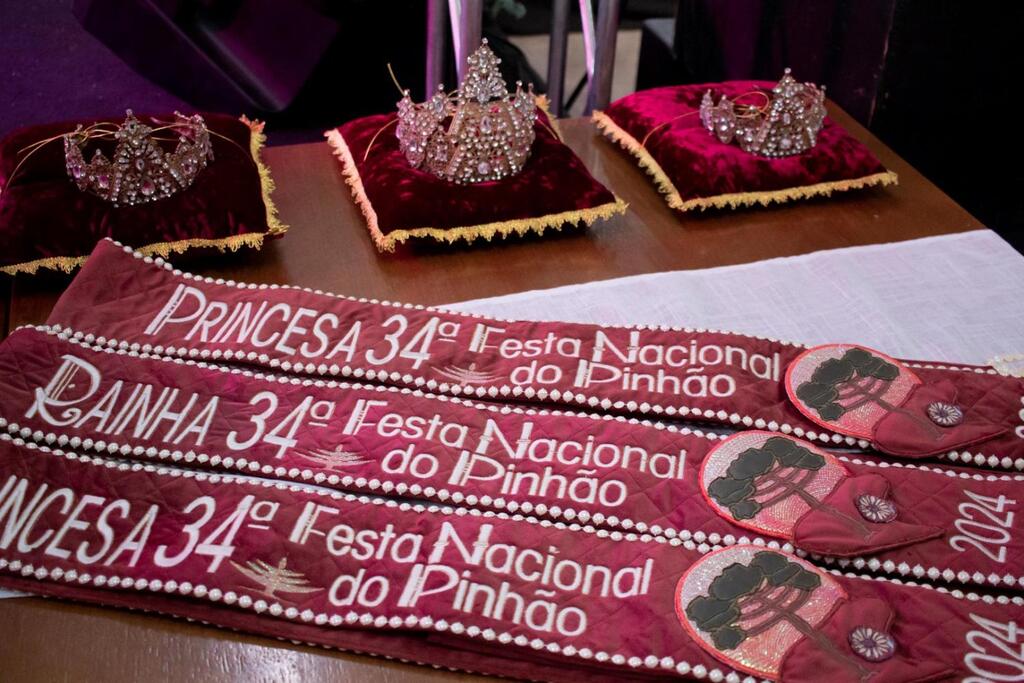 Luana de Oliveira Martins é escolhida como rainha da 34ª Festa Nacional do Pinhão