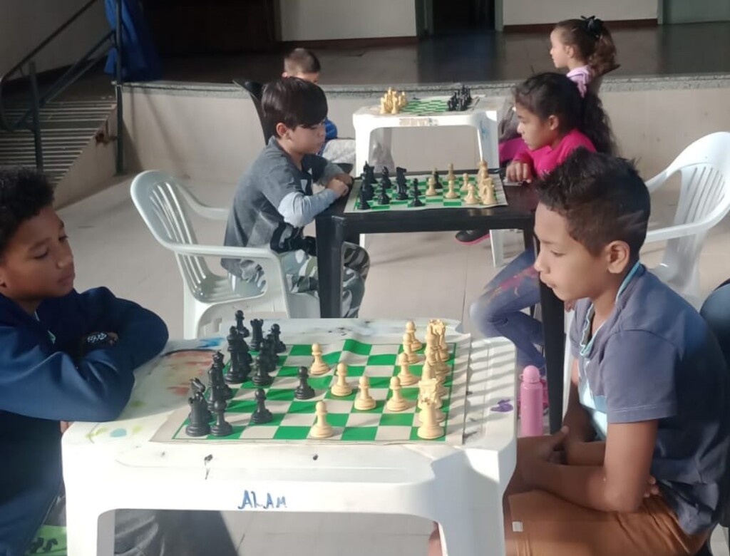 Crianças da Alam recebem aulas de xadrez