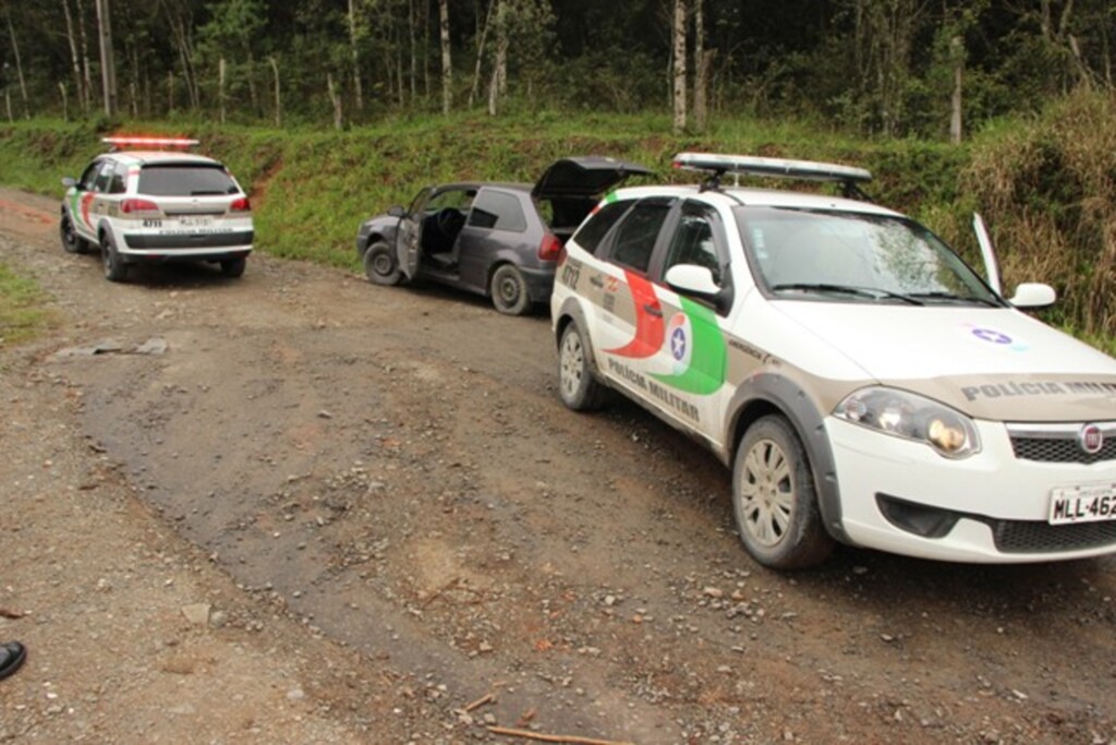 Polícia recupera carro furtado durante a madrugada