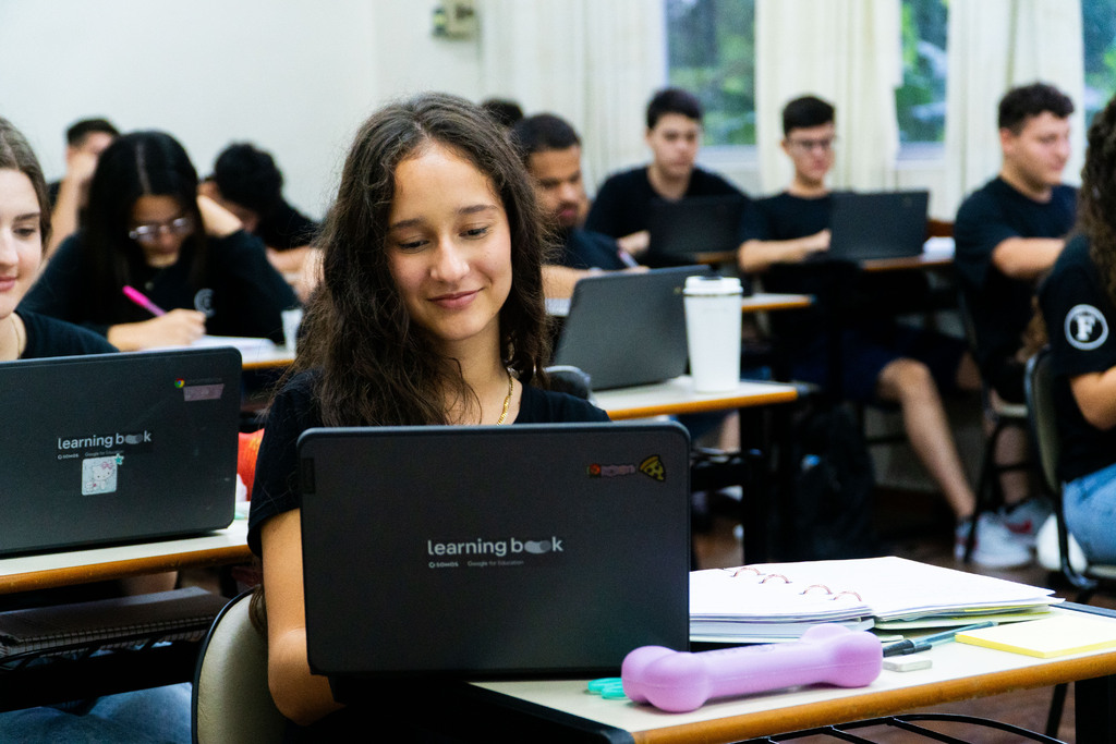 título imagem Movimento para uso de tecnologia em sala de aula é cada vez mais frequente nas escolas; entenda como o assunto é tratado em Santa Maria