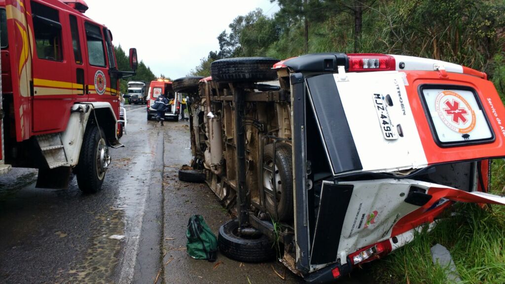 Ambulância de Otacílio Costa se envolve em acidente na SC 114