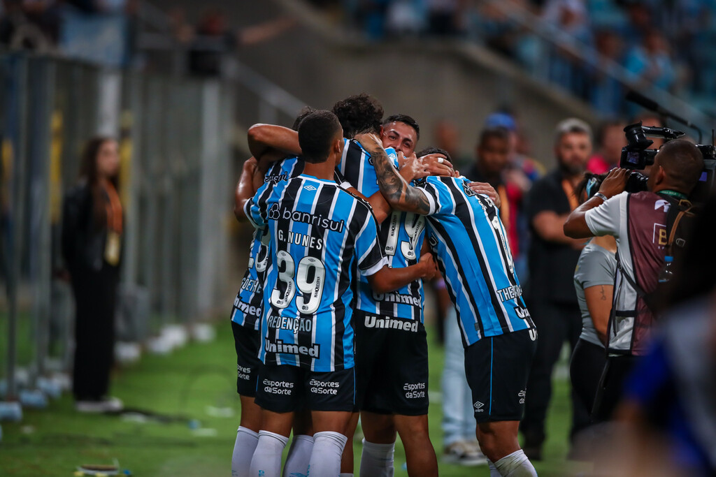 Com três gols no primeiro tempo, Grêmio vence o Caxias e garante vaga na final