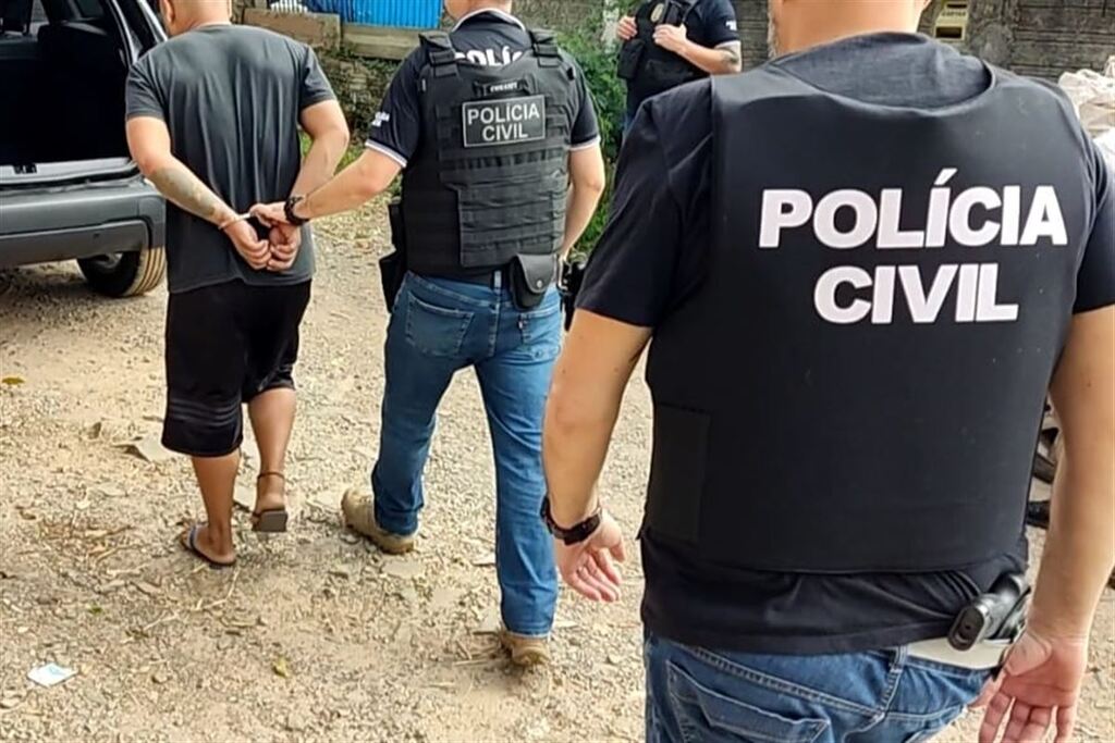 título imagem Operação policial resulta em prisão e apreensão de suspeitos de homicídios em Santa Maria