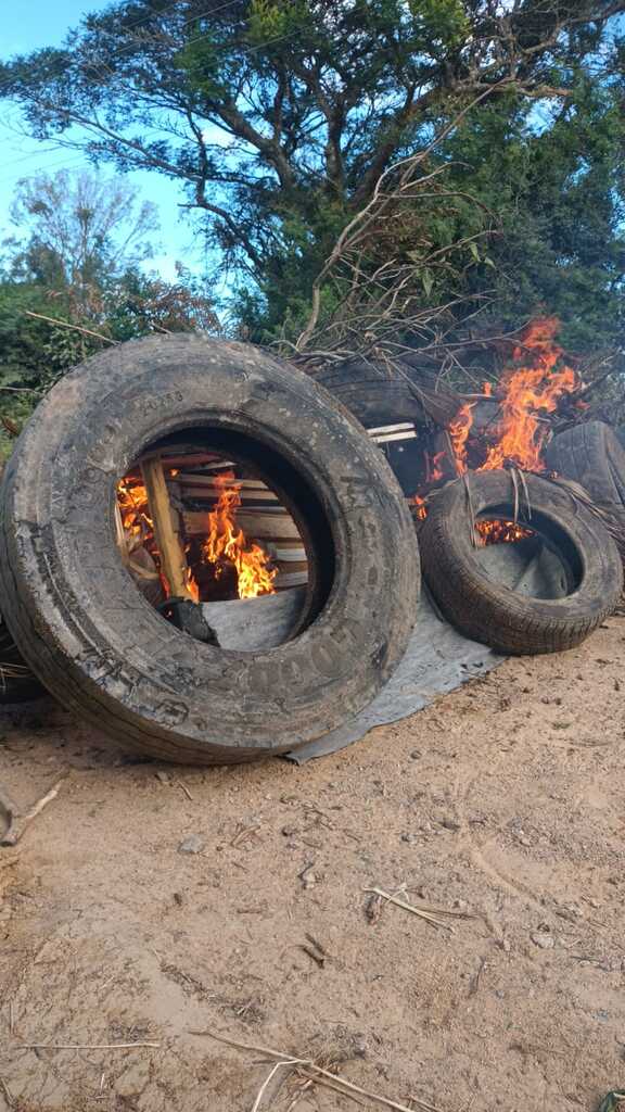 Foto: Divulgação - Manifestantes queimaram pneus