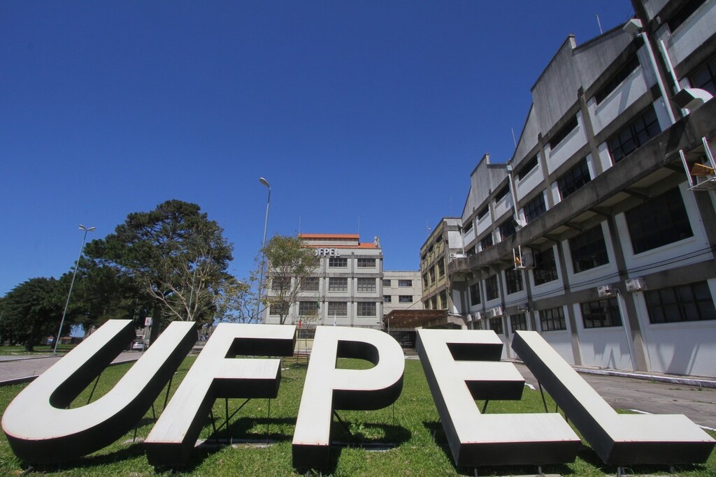 Docentes da UFPel deflagram greve por tempo indeterminado