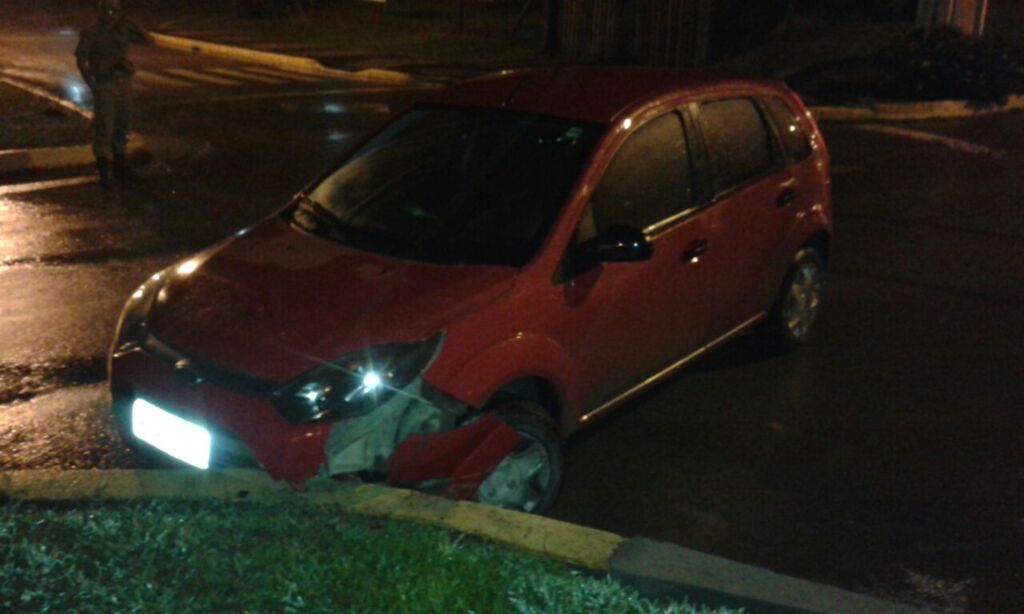 Motorista bate na rótula do Poço Rico e foge deixando o carro