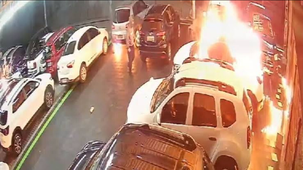 Incêndio criminoso destrói 70 veículos em revendedora de Joinville