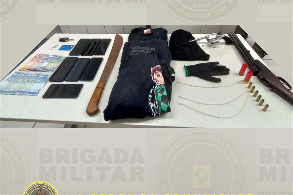Foto: Brigada Militar - Com os suspeitos foram apreendidos armas, munições, celulares, dinheiro e outros objetos