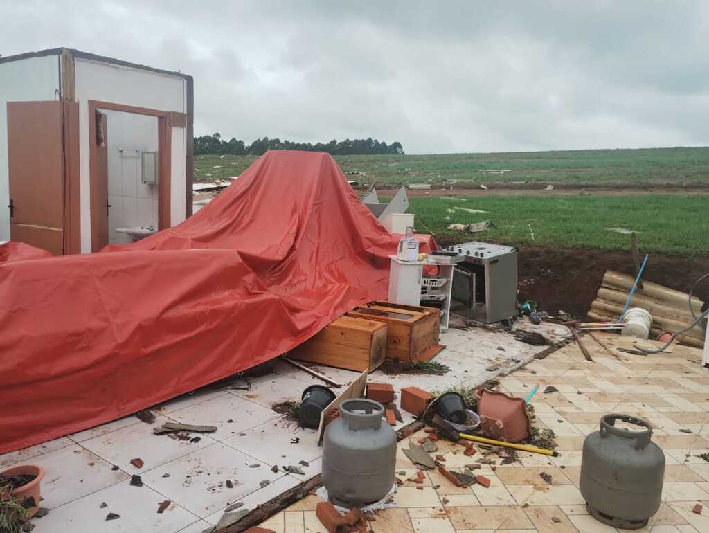 Família cria campanha para reconstruir casa de idosos destruída por temporal em cidade da região