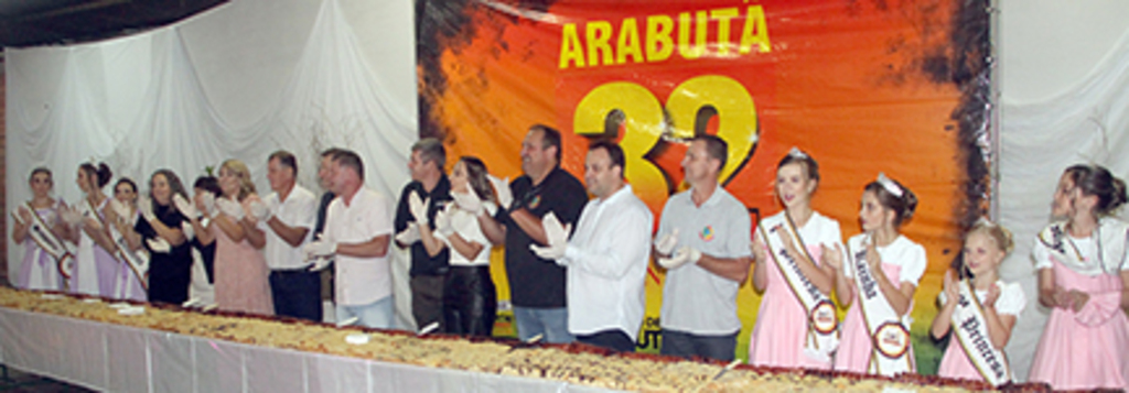  - Momento do parabéns e do corte da cuca e da tripa grossa para celebrar os 32 anos de emancipação