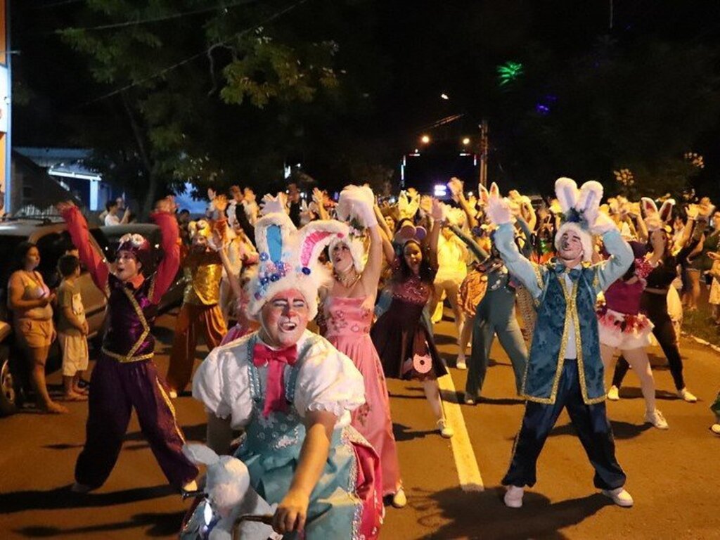 Viva a Páscoa: desfile encantou moradores das regiões Oeste e Centro-Oeste na noite de quinta-feira em Santa Maria