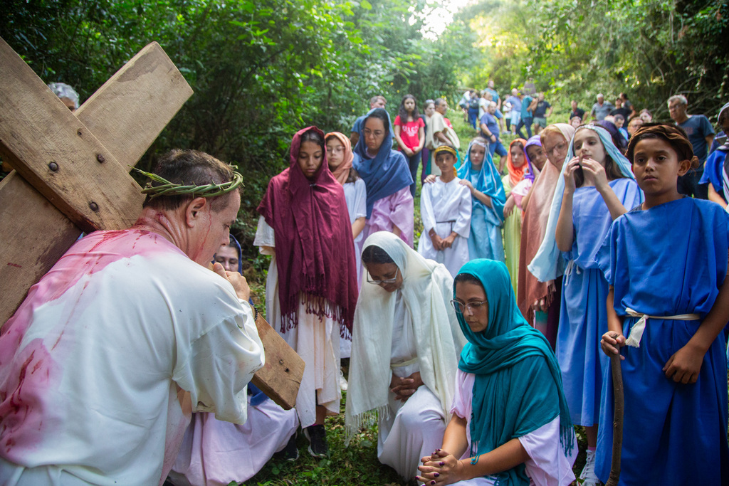 Fé mobiliza e emociona fiéis em encenação da Via Sacra no distrito de Santo Antão