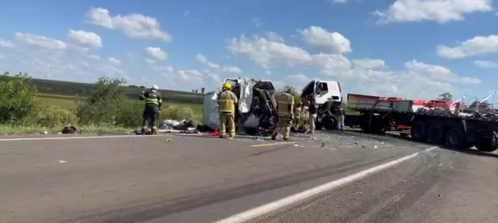 título imagem Acidente entre van e caminhão na BR-158, em Santana do Livramento, deixa quatro pessoas mortas