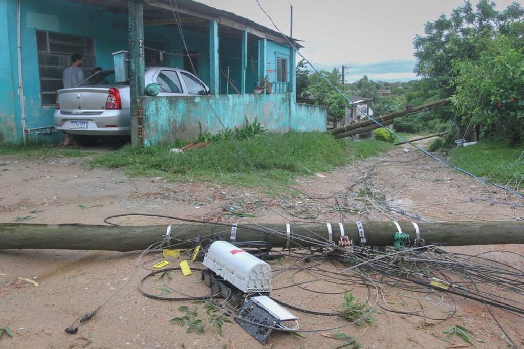 Foto: Jô Folha - DP - Queda de postes e árvores, falta de energia elétrica e prejuízos à agricultura são alguns dos impactos do temporal