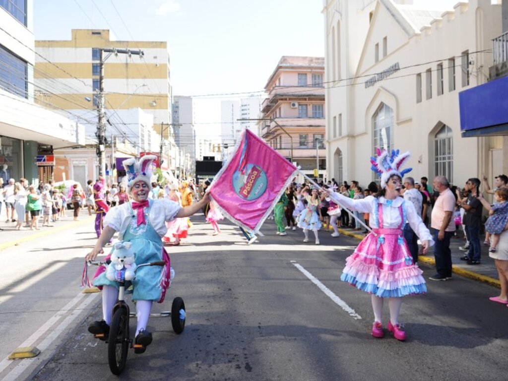 Coelhinhos, chocolates e trenzinho marcam desfile temático de Páscoa no Centro de Santa Maria neste sábado
