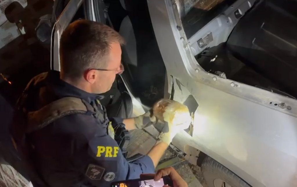 Foto: Polícia Rodoviária Federal - Policiais precisaram cortar a lataria da caminhonete para retirar a droga que estava escondida