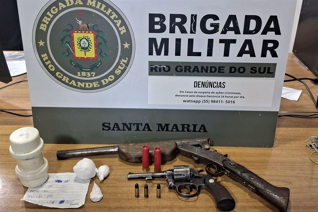 Foto: 2º Batalhão de Polícia de Choque (2ºBPChq) - Armas, munições, drogas e anotações do tráfico foram apreendidos com o homem