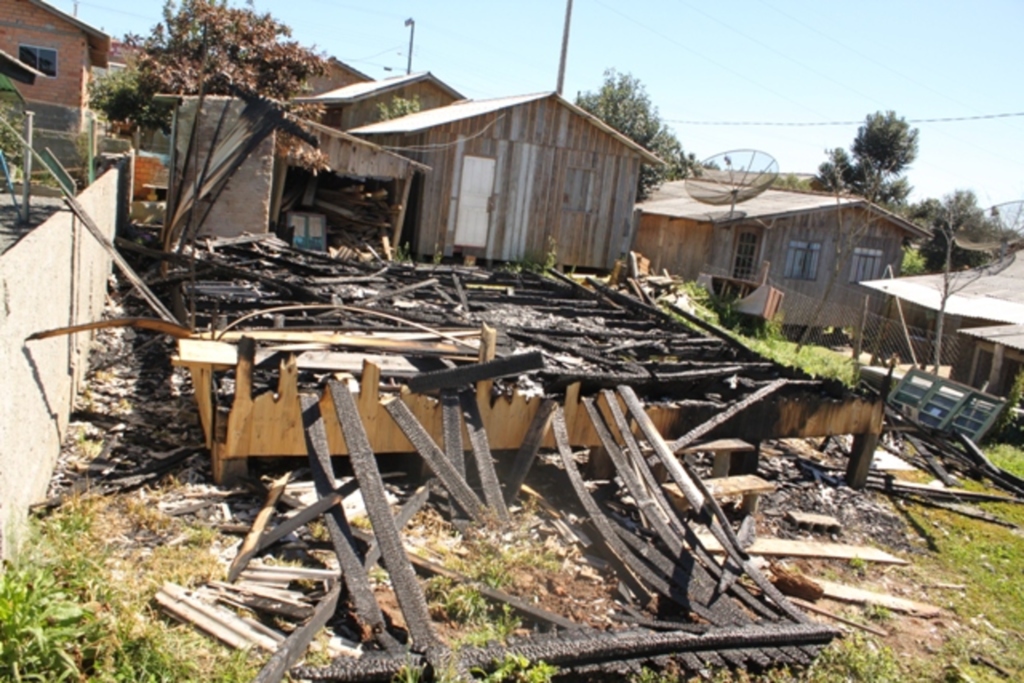 Origem do incêndio que destruiu casa no bairro Novo Mundo ainda é desconhecida