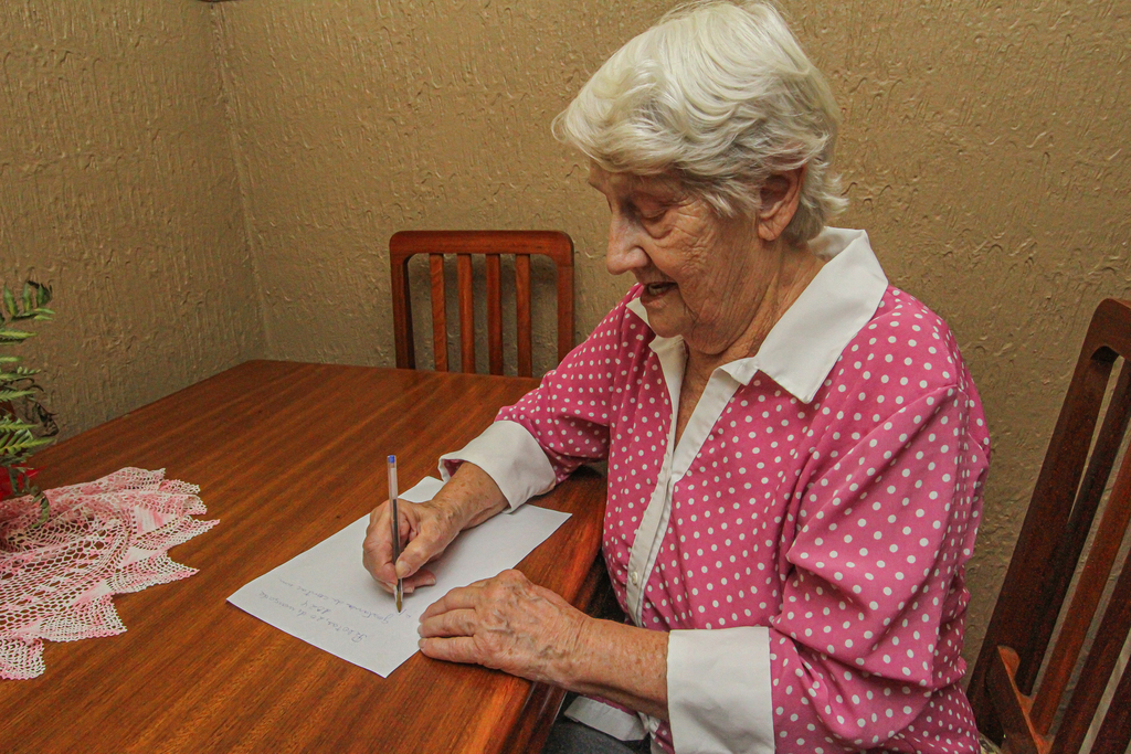 Foto: Volmer Perez - DP - Com 81 anos, dona Eunice Longaray já prepara a carta com sua história para o concurso