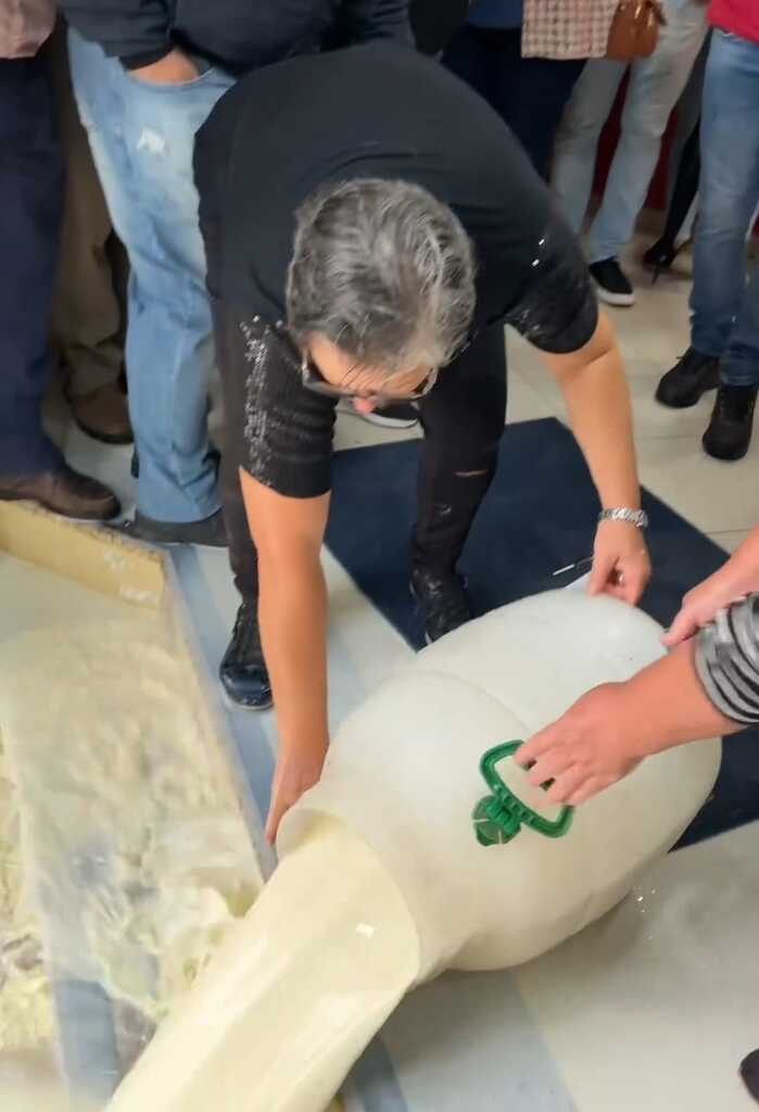 Foto: Richer Cunha - Difusora FM - Produtores derramaram leite no chão em protesto às perdas pela falta de luz