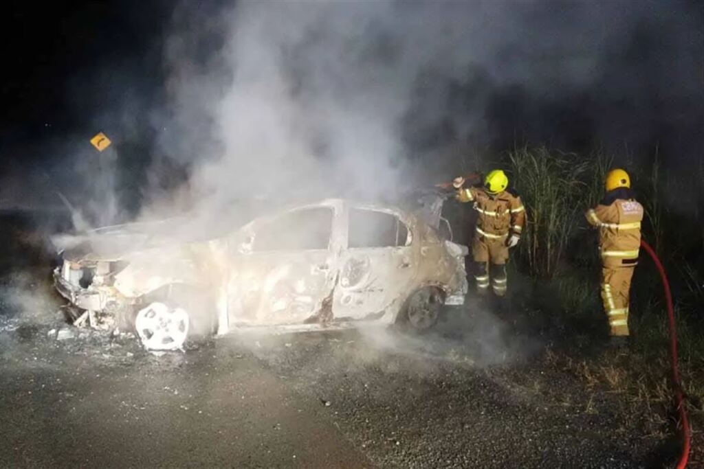 Foto: Corpo de Bombeiros - Corpo de Bombeiros de São Pedro do Sul combateu as chamas do veículo
