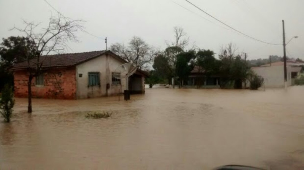 Cerca de 16 mil pessoas estão desalojadas em 22 municípios por causa das chuvas em SC