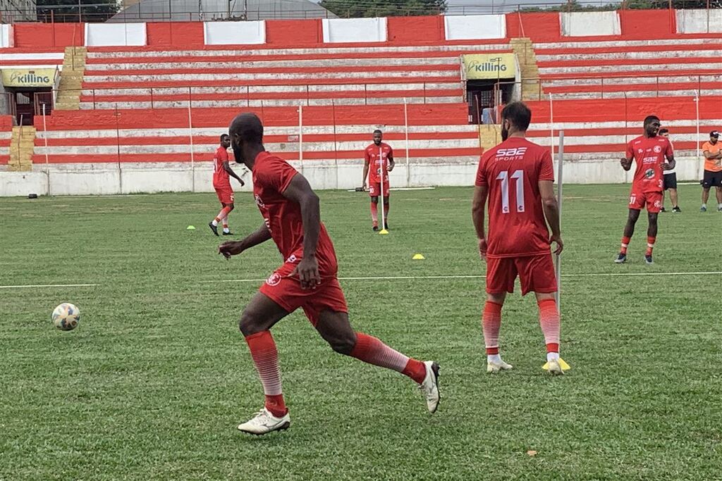 Foto: Gilson Alves - Elenco alvirrubro treinou pelo segundo dia consecutivo no gramado novo do Estádio Presidente Vargas, que ainda está em reformas