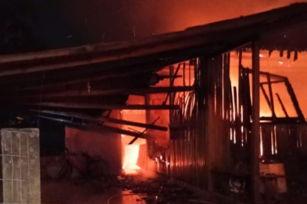 Incêndio destrói casa no Sul de SC e deixa proprietários feridos