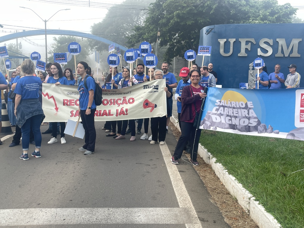 Servidores realizam manifestação na Avenida Roraima da UFSM no Dia Nacional de Mobilização e Paralisação