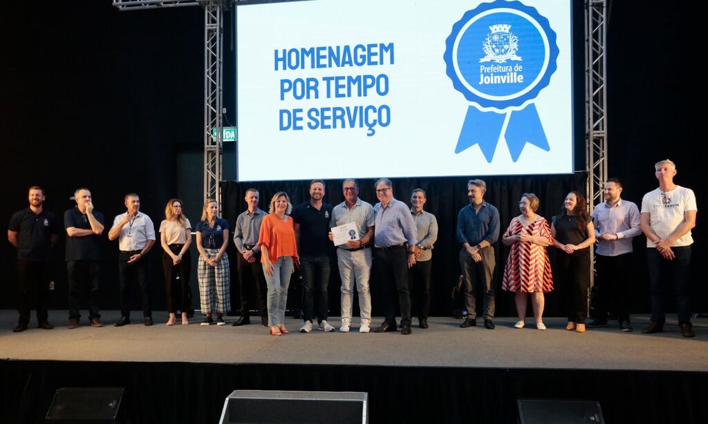 Prefeitura de Joinville homenageia servidores por anos de dedicação