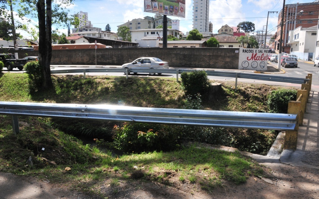 Guard-rails: Prefeitura implanta defensas metálicas em pontos críticos de vias urbanas