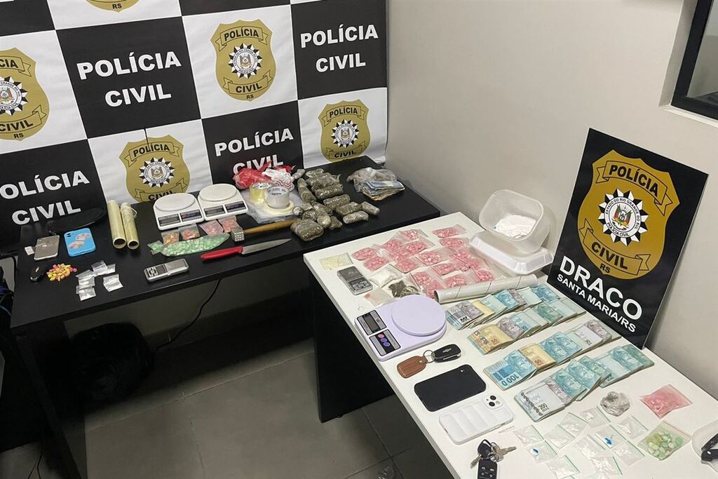 Foto: Polícia Civil - Grande quantidade de drogas e mais de R$ 30 mil em dinheiro foram apreendidos