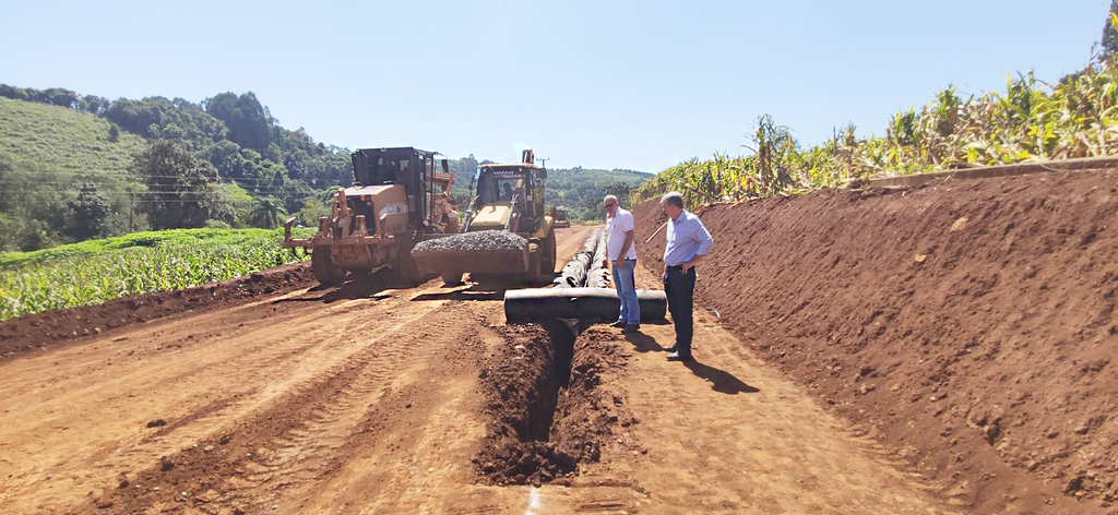 Dorini e o Engenheiro da AMMOC  verificam progresso das obras de pavimentação em São Roque e Alto São Roque