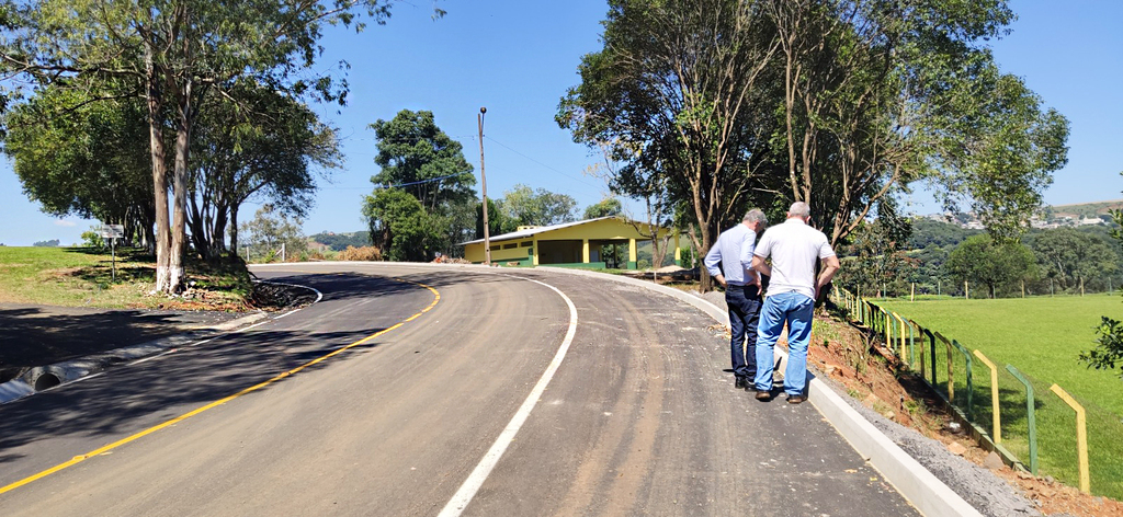  Dorini e o Engenheiro da AMMOC  verificam progresso das obras de pavimentação em São Roque e Alto São Roque 