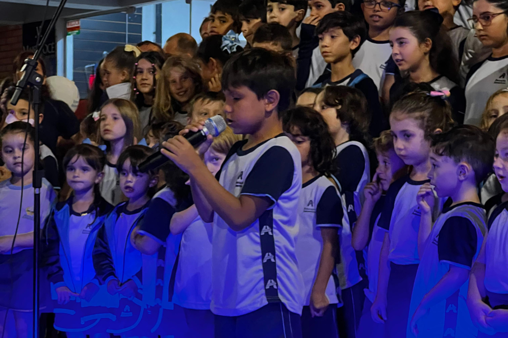 (Imagem arquivo escola) - TBT: Cantata de Páscoa de alunos da Escola Adventista lota calçadão de Imbituba