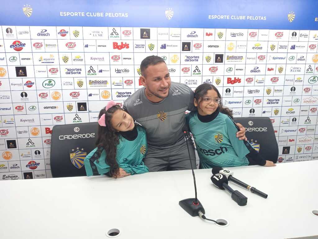 Foto: Sidney Kwecho - Especial - As pequenas Thalya, 11 anos (D), e Eloá, seis (E), estiveram ao lado do pai na sala de imprensa