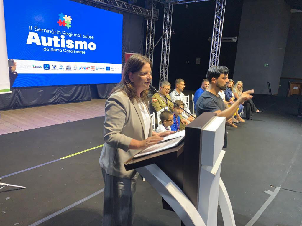 Secretária Carmen Zanotto participa do II Seminário Regional sobre Autismo na Serra Catarinense