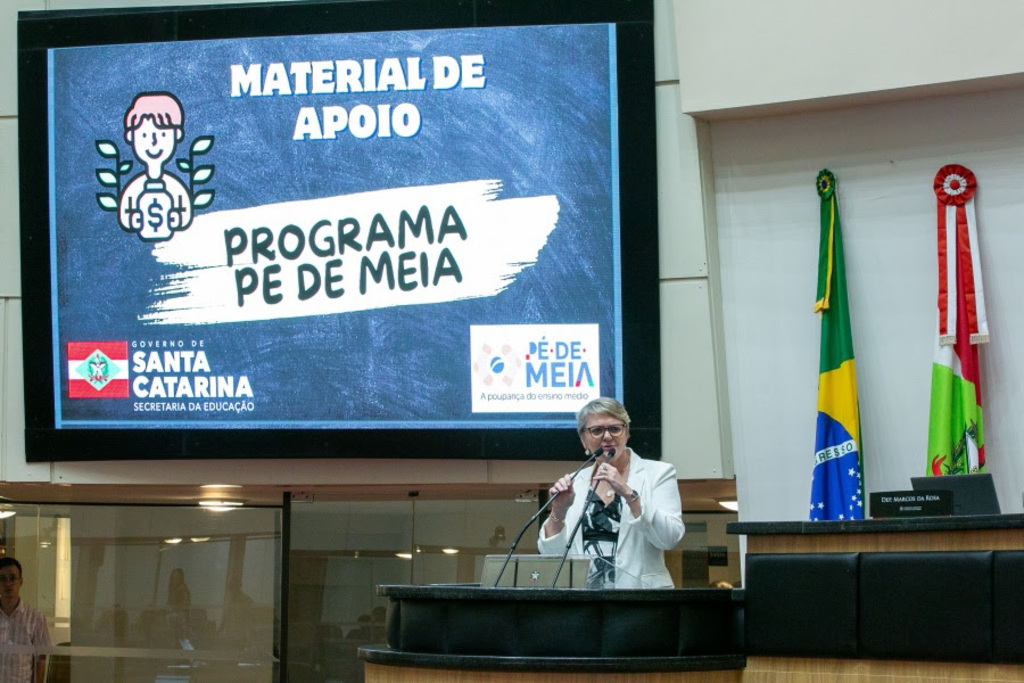 Luciane chama governo do Estado de desonesto por omitir governo Federal de materiais do programa “Pé-de-Meia”