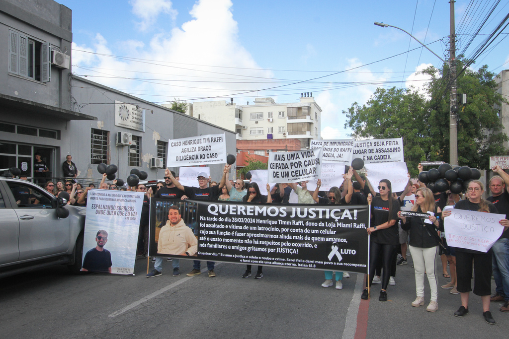 Foto: Jô Folha - Rua Professor Araújo foi fechada em ato por Justiça a Raffi