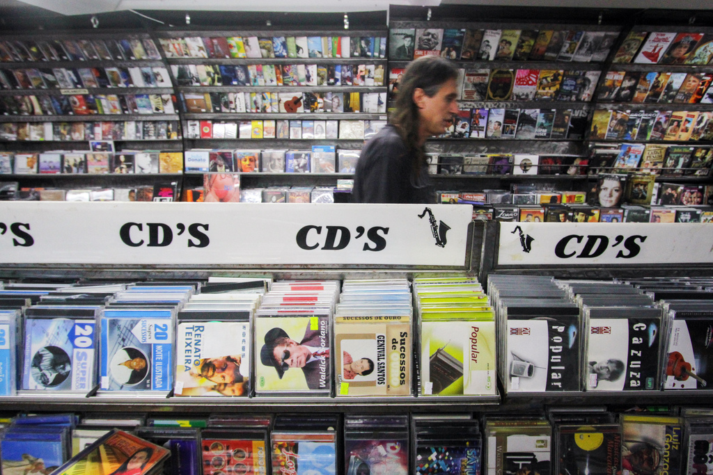 Ofuscado pelas mídias digitais, CD mantém-se presente no mercado fonográfico
